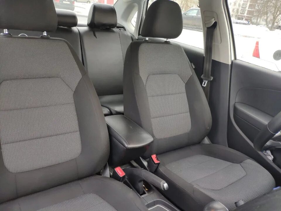 Volkswagen polo sedan 2013 сиденья. Планшет в поло седан. Поло седан доработки. Поло седан сиденья, 2013. Фольксваген поло передние сиденья.