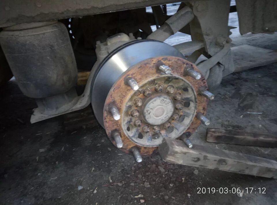 Суппорт wabco pan 22-1. Американский полуприцеп тормоза. Суппорт krone haldex. Суппорт полуприцепа крона. Ступица прицепа шмитц оси саф дисковые тормоза.