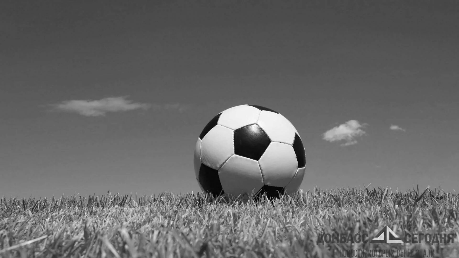 Белый футбольный фон. Футбол. Футбольный мяч на поле. Футбол фон. Футбольный мяч обои.