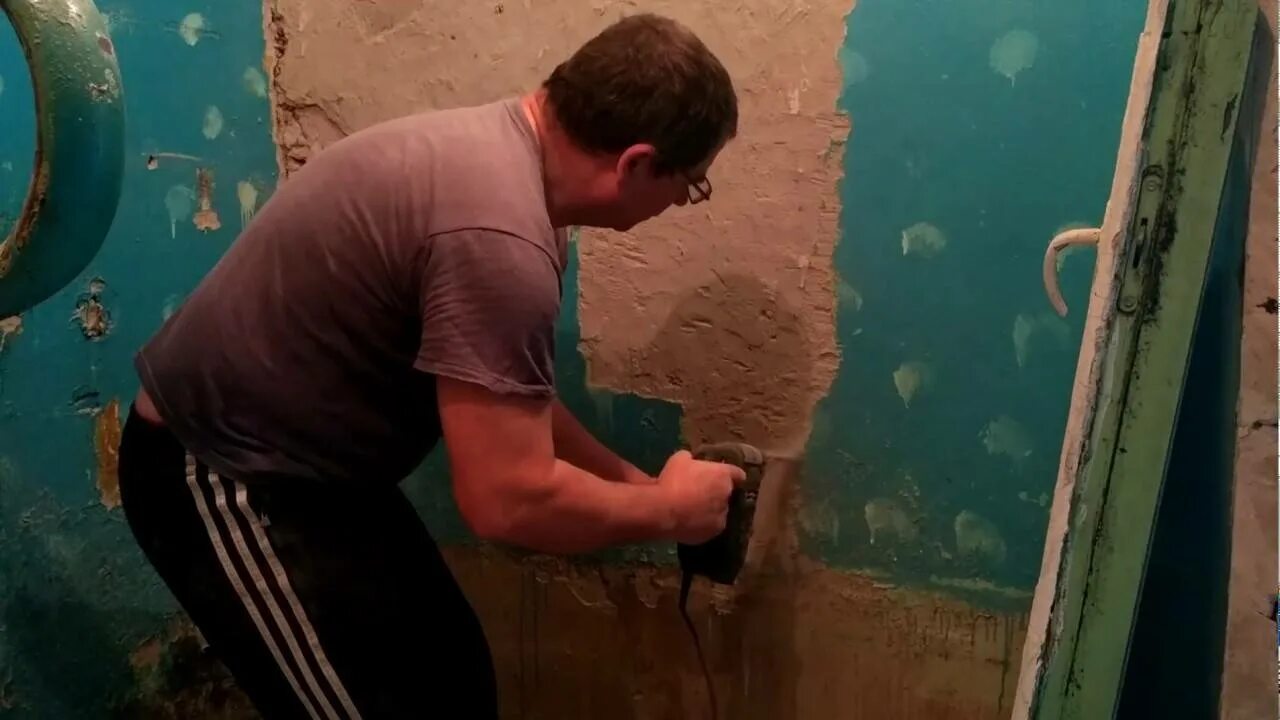 Как быстро снять краску со стен. Сдирание краски со стен. демонтаж краски со стен ванной комнаты. обдираем краску со стен. обдираем старую краску со стены в ванной.