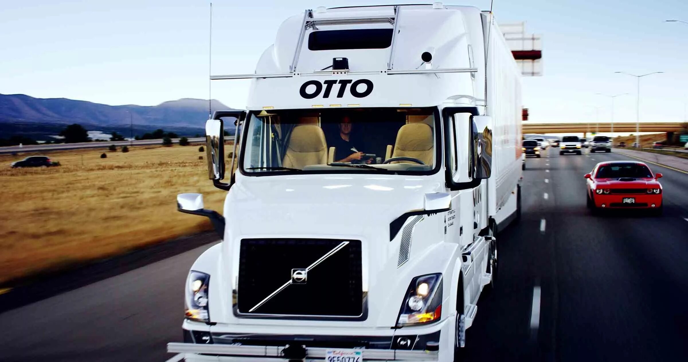 Беспилотный грузовик Volvo Trucks. Беспилотный Volvo Otto. Грузовик Otto. Робот дальнобойщик.