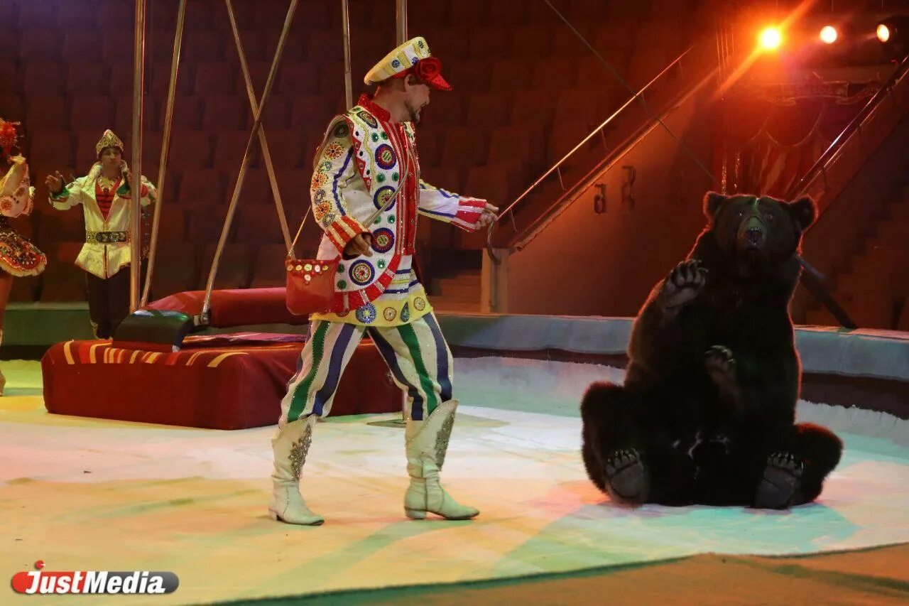 Шоу Бурлеск цирк Екатеринбург. Шоу клоун цирк. Цирковые номера. Цирк шапито клоуны.