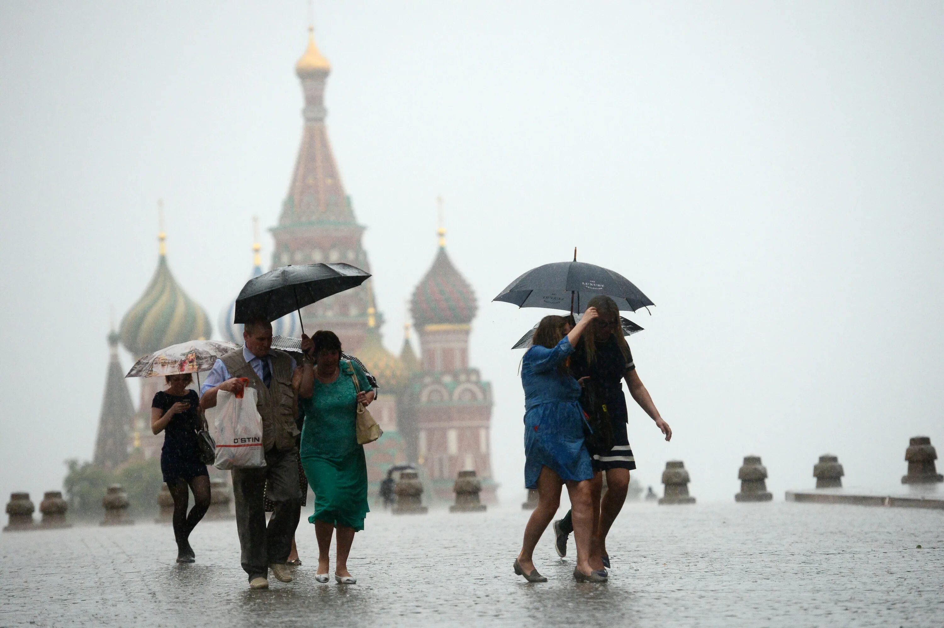 Ближайшее время дождя. Красная площадь Москва дождь. Дождь в Москве летом. Москва в ливень красная площадь. Путишествия под дождём.