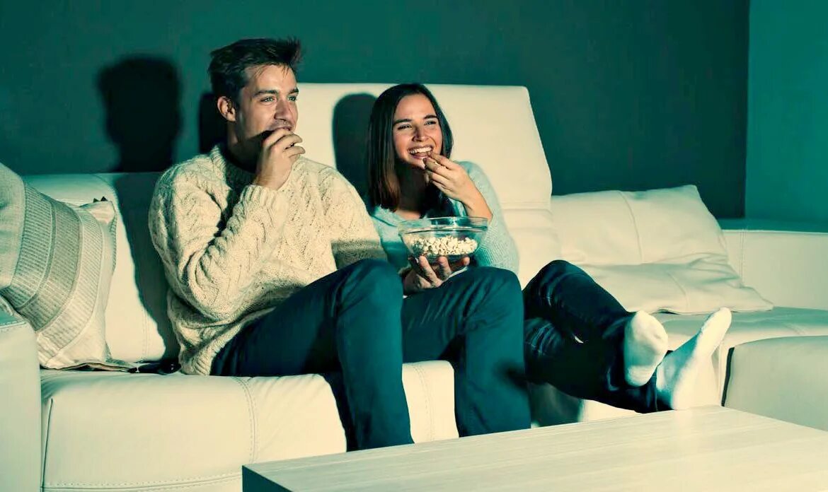 Мужчина у телевизора. Парень с девушкой в кинотеатре. Пара перед телевизором. Пара на диване перед телевизором.