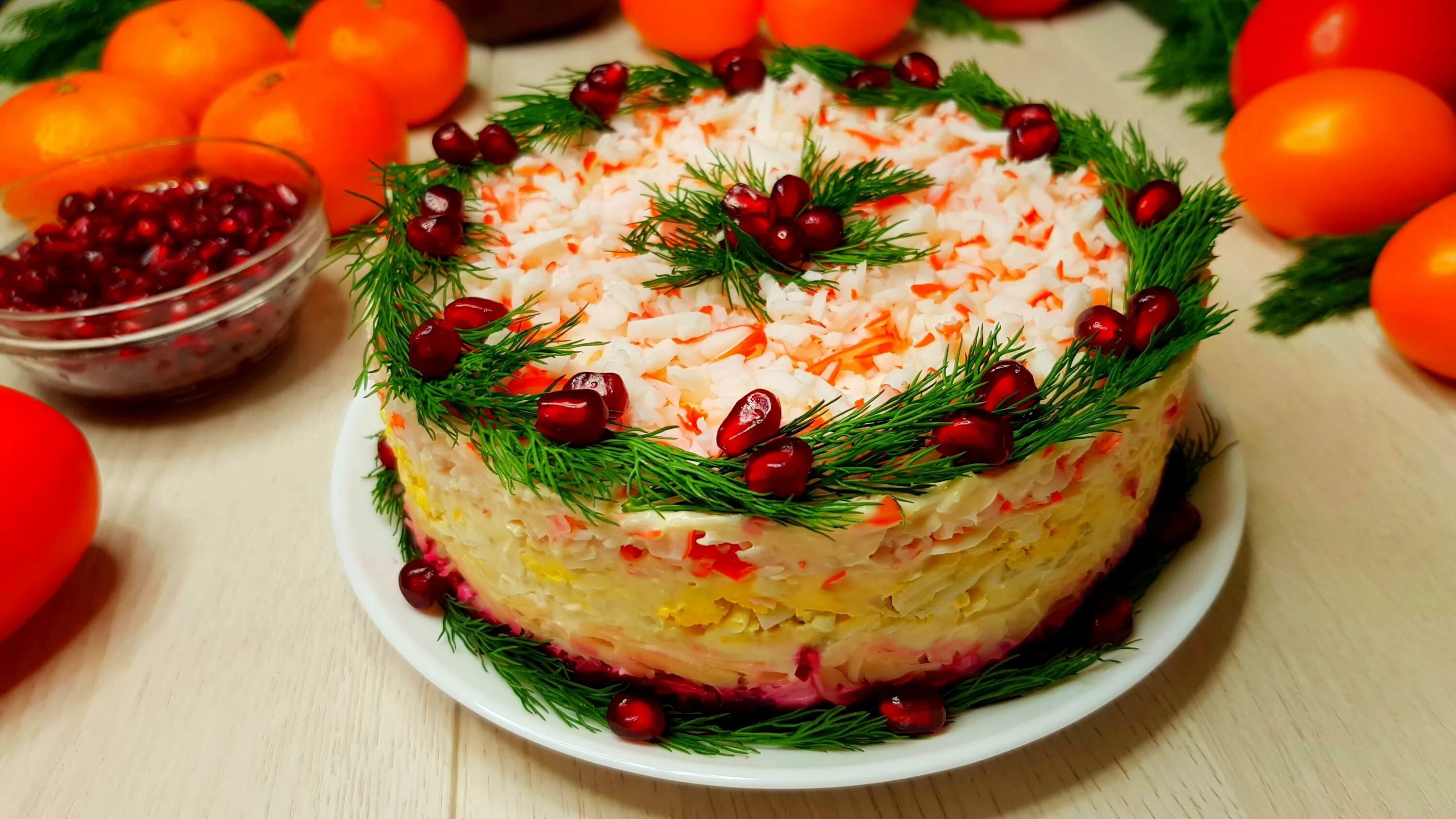 Кухня наизнанку салат из крабовых палочек. Салат с крабовыми палочками для новогоднего стола. королевский салат на новый год. салат праздничный с крабовыми палочками на новый год. розовый салат на нг.