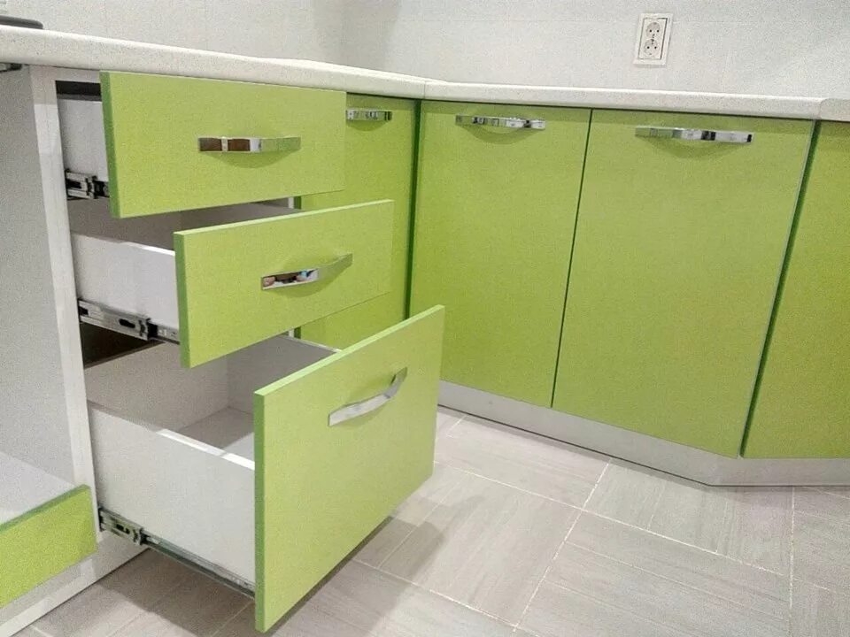 Эггер фасады мдф. Кромка кухонный гарнитур. Кухонные фасады с алюминиевой кромкой. Кромка кухонный гарнитур. Алюминиевая рамка шуко фасады.