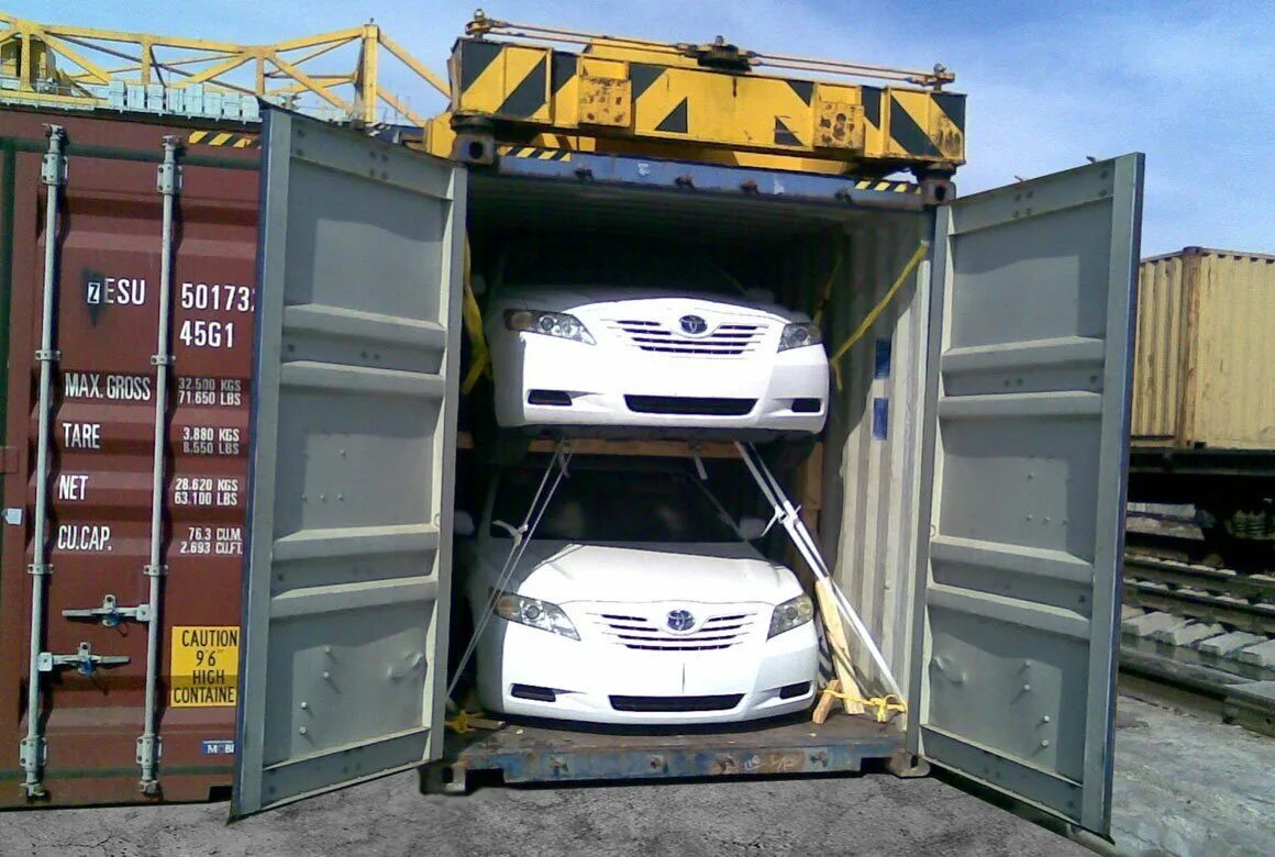Контейнер автомобилевоз. Перевозка автомобилей в контейнерах. Авто в контейнере. Автомобиль в морском контейнере.