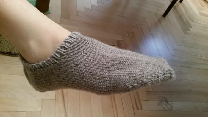 Вязка следков на двух спицах. Следки спицами с мыска. Носки от мыска набор петель джуди. Вязание следка от мыска. Тапочки на двух спицах с мыска.