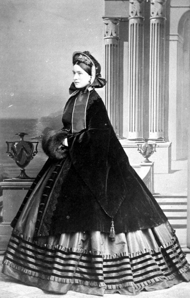 Капот женская одежда. Викторианская эпоха 1860. Кринолин 1860. Кринолин 1860 года. Кринолин 1840х.