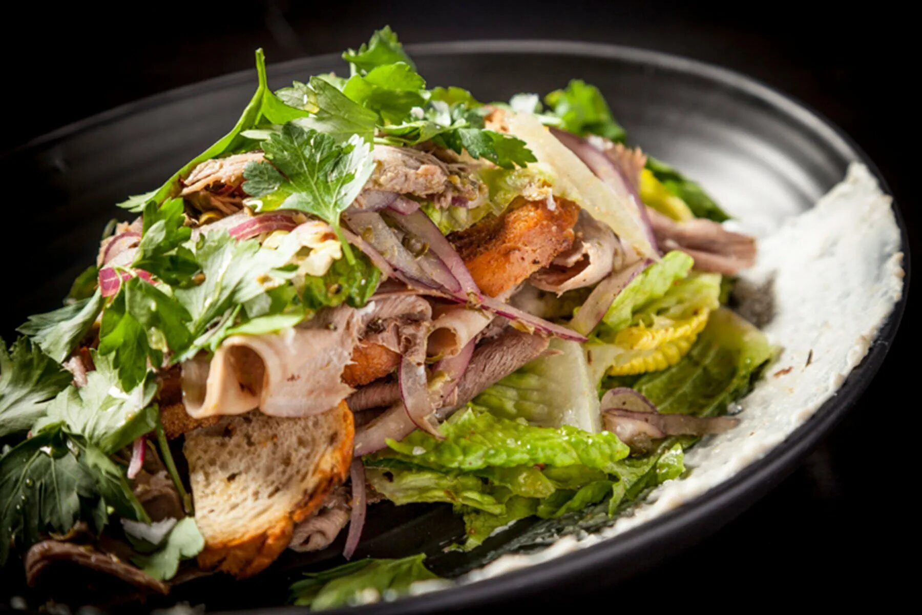 салат с языком свиным. салат с языком. салат с языком и овощами. салат язык с огурцом. салат с языком.