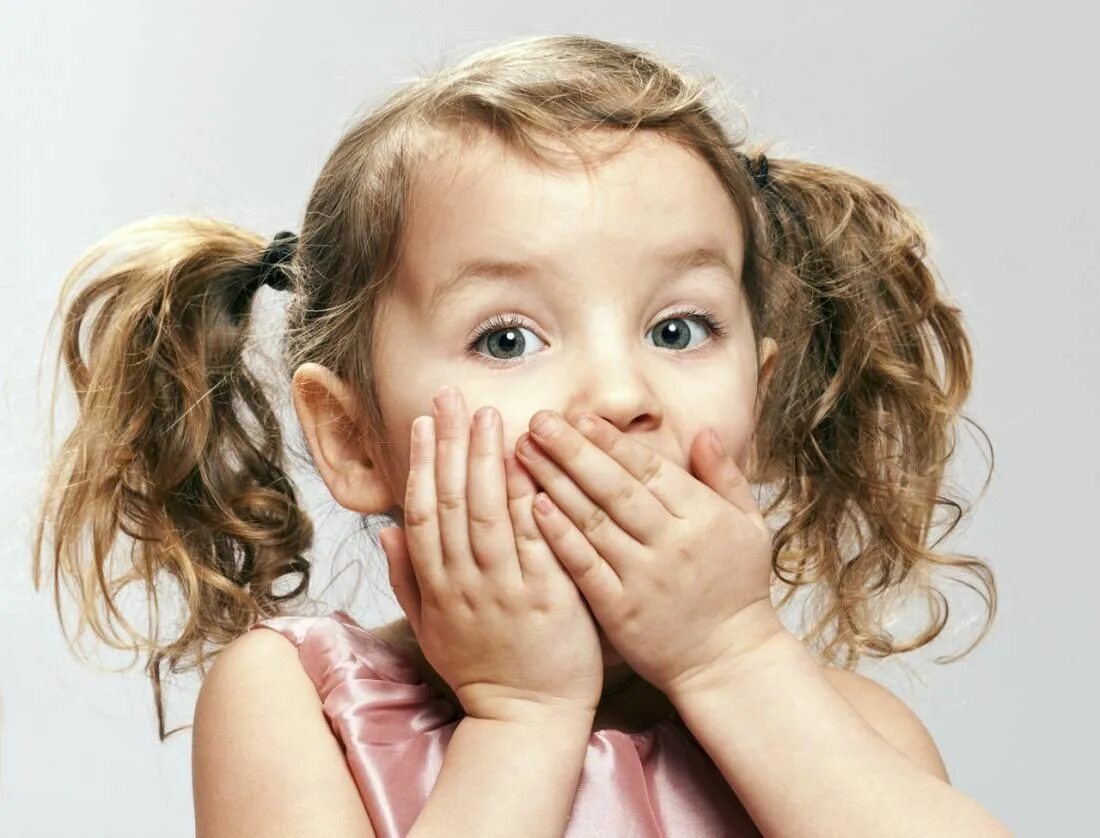 Девочка в восторге. Удивленная малышка. Ребенок мем удивление. Удивленный взгляд ребенка. Удивленная малышка.