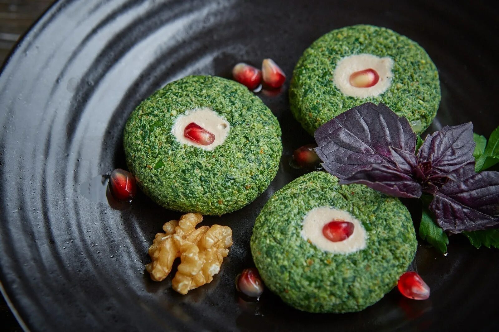 Зеленый салат грецкими орехами. Грузинская закуска пхали. Что такое пхали в грузинской кухне. Пхали со шпинатом и орехами. Шпинат в тарелке.