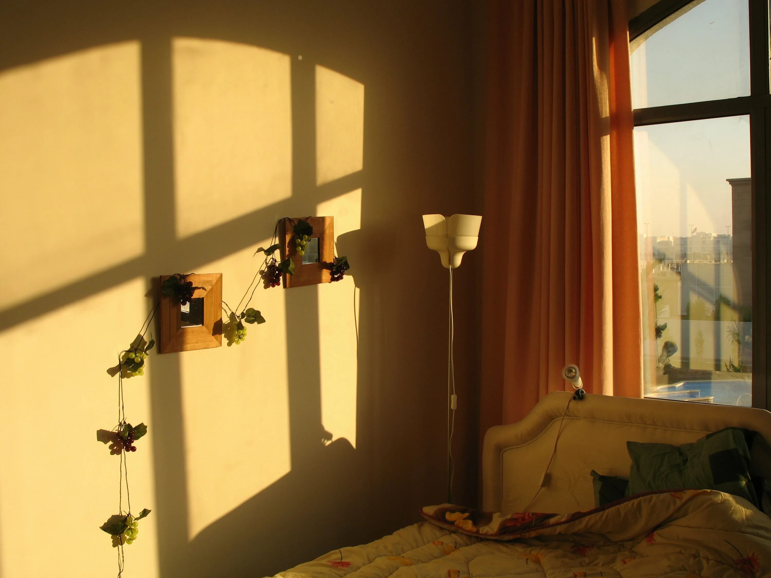Солнечный свет в комнате. Утреннее освещение в комнате. Солнце в комнате. Солнечное утро в комнате. Одна комната солнечный свет ангел дата выхода