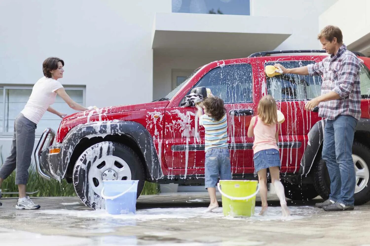 Мойка автомобиля. Мытье машины. Моет машину. Машина для автомойки.