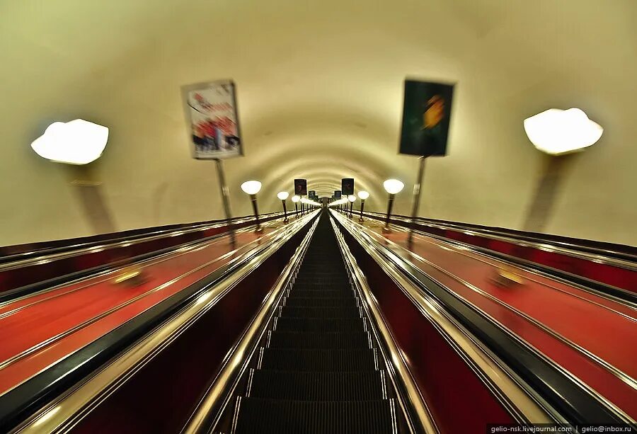 Станция метро адмиралтейская санкт-петербург эскалатор. Метро спб эскалатор адмиралтейская. Метро адмиралтейская санкт-петербург эскалатор. Эскалаторы петербургского метрополитена. Метро спб эскалатор адмиралтейская.