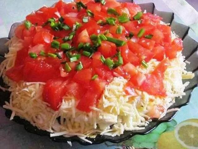 Салат сыр помидор говядина. Салат с кириешками и помидорами. Салат из ветчины и сыра и помидор. Салат с говядиной слоями. Салат самый вкусный с говядиной.