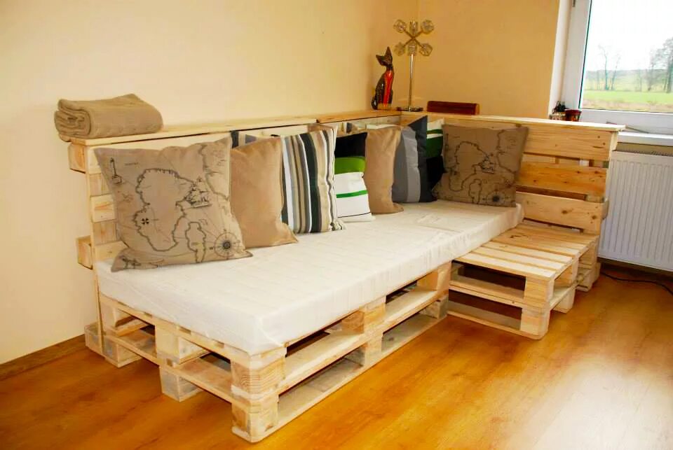 Мебель из поддонов своими руками для дома. Диван из паллет Wood Pallet. Диванчик из поддонов. Диван из деревянных поддонов. Угловой диван из поддонов.