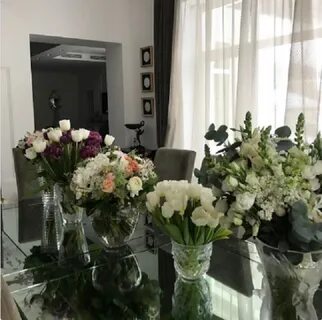 В каждой комнате дворца стояли букеты