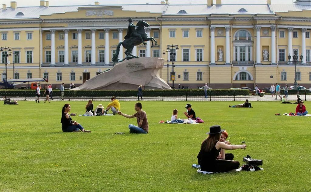 Кто жил в санкт петербурге. Площадь санкт петербурга в 2005. санкт-петербург люди. памятники петербурга. люди на газоне спб.