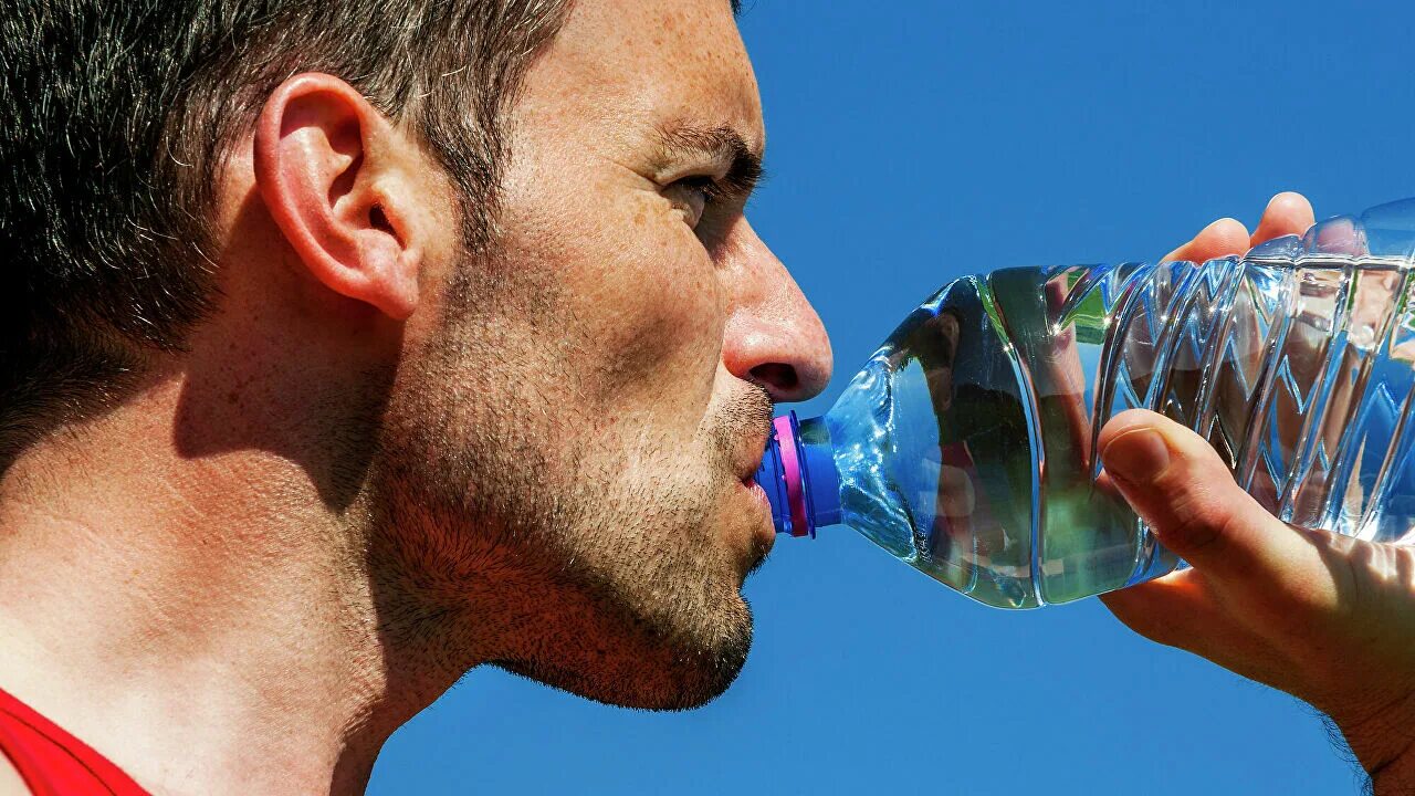 Питье воды. Пить воду. Человек пьет из бутылки. Мужчина пьет воду. Мужчина пьет воду из бутылки.