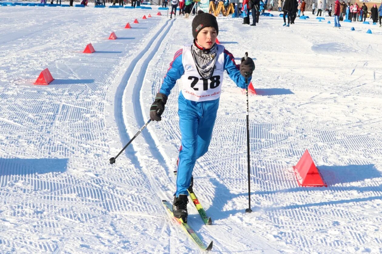 Лыжные гонки. Лыжные соревнования. Лыжные гонки дети. Гонки на лыжах.