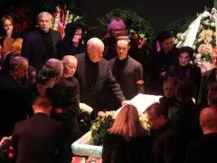 Кто после волчек руководит театром современник. Галина волчек на похоронах табакова. галина волчек прощание и похороны. галина волчек на похоронах захарова. волчек на похоронах табакова.