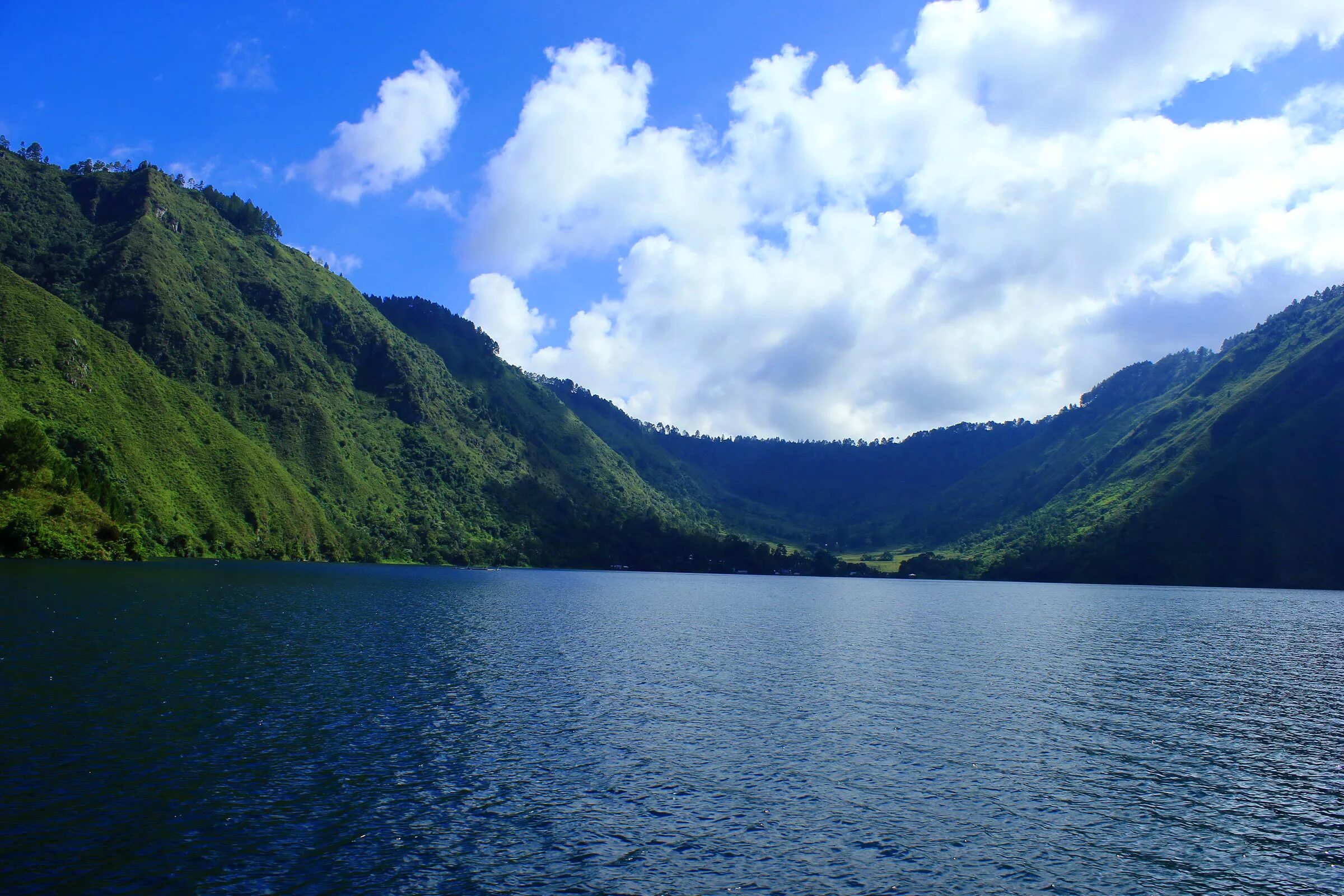 Озеро Тоба Индонезия. Суматра озеро. Озеро Тоба Индонезия вулкан. Суматра горы.