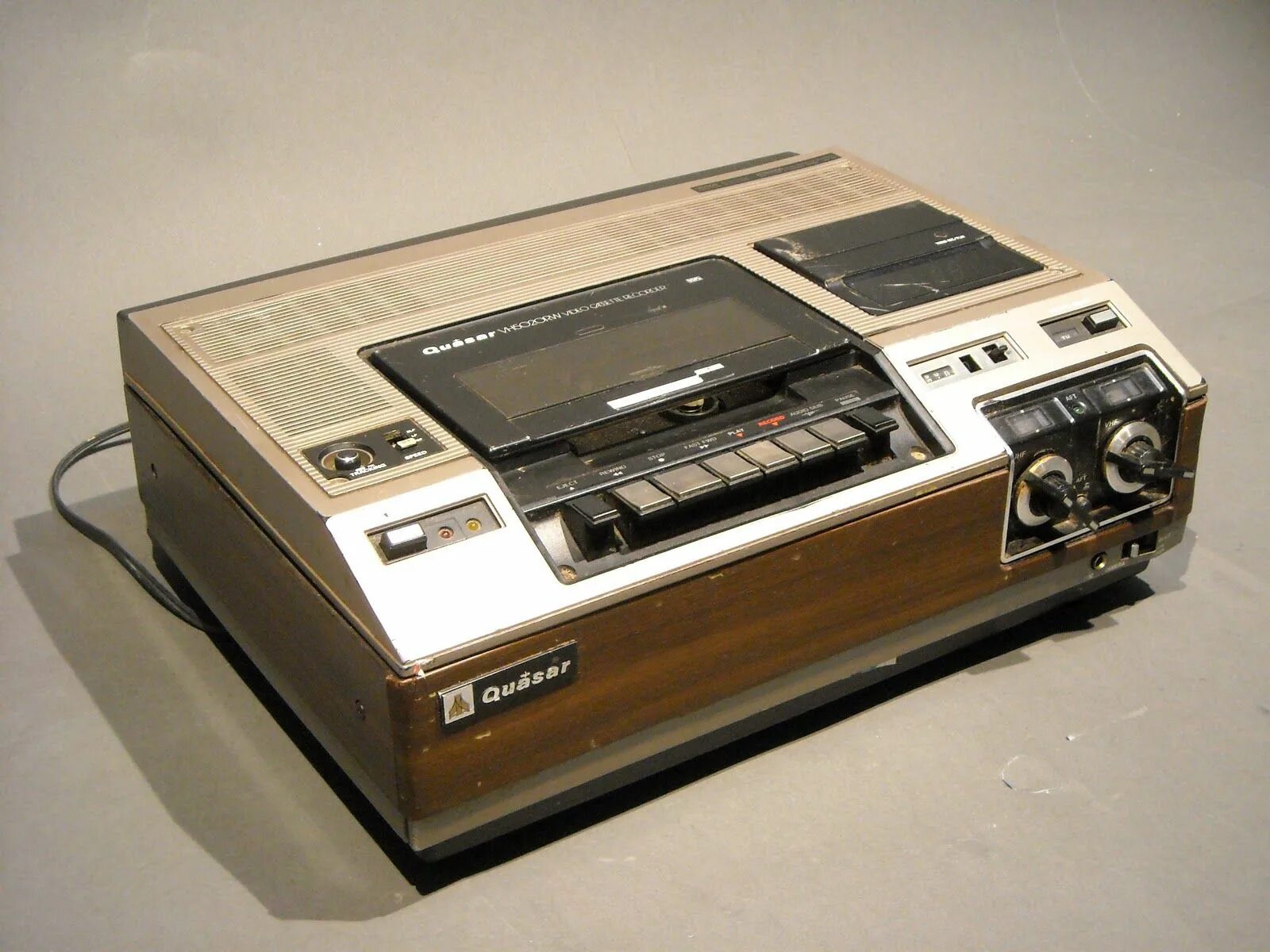 Видеомагнитофон 70-80х годов Шарп. Видеомагнитофон Sony 80х 90х. Магнитофон Филипс кассетный 70х. Видеомагнитофон JVC 70-Х годов.
