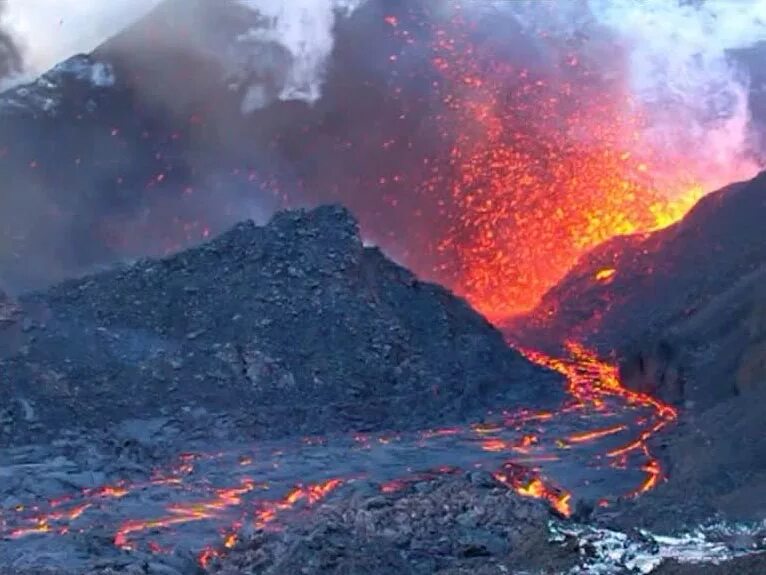 Извержение вулканов и сильные землетрясения происходят. Вулкан Шивелуч. Шивелуч извержение. Извержение вулкана Шивелуч на Камчатке. Шивелуч вулкан 1990год.