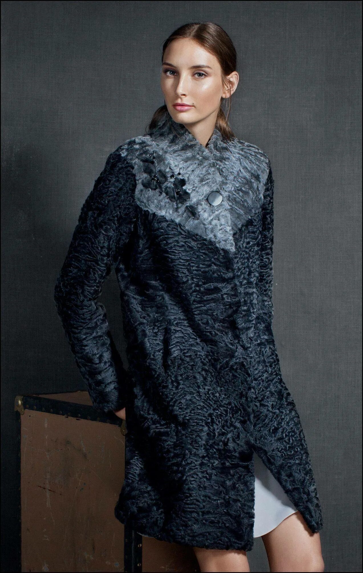 Шуба из каракульчи каляев. Оригинальные шубы из каракуля. Шубы каракуль империал ноирот. Шуба каракулевая серая. Шуба из каракульчи 2020 с капюшоном.