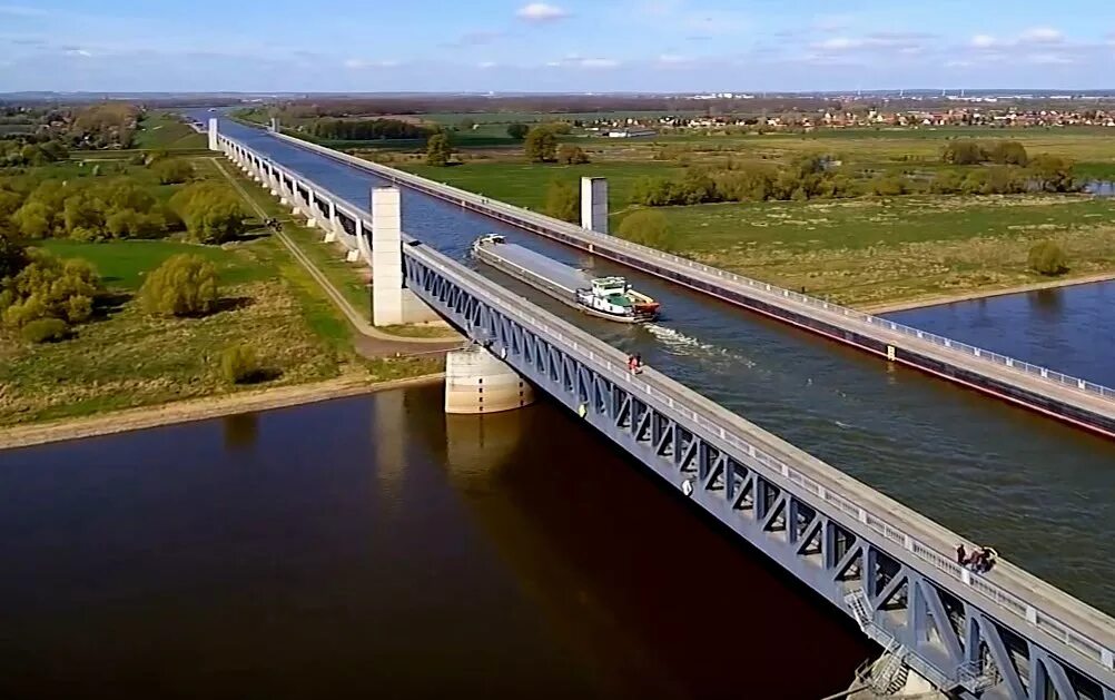 Дорога пересекает реку. Магдебургский Водный мост. Водный мост в Магдебурге. Магдебургский Водный мост (Магдебург, Германия). Река над рекой Магдебургский Водный мост.