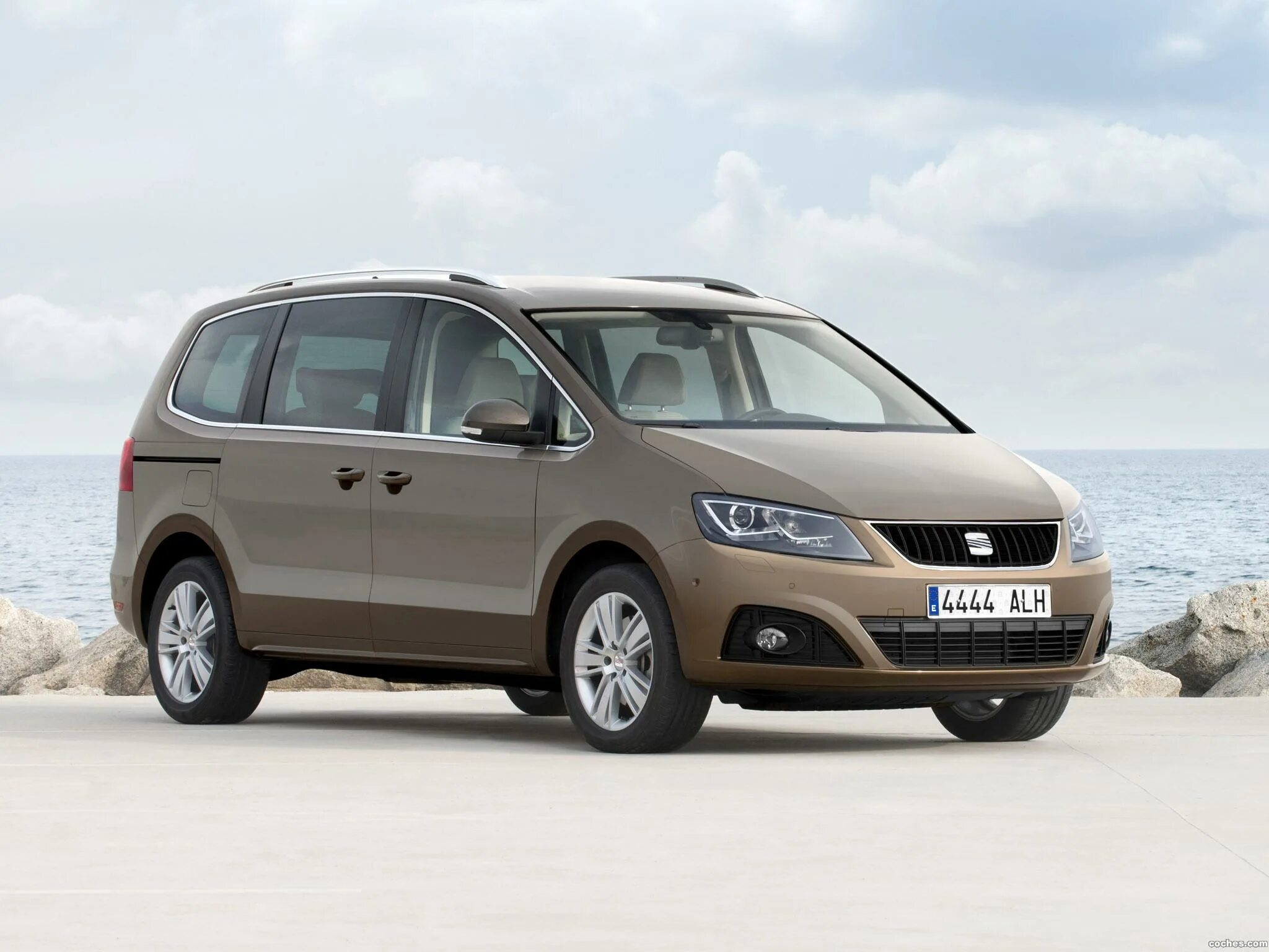 Недорогие семейные автомобили. Сеат минивэн Альхамбра. Seat Alhambra 2011. Сеат Альхамбра новый. Seat Alhambra 2012.