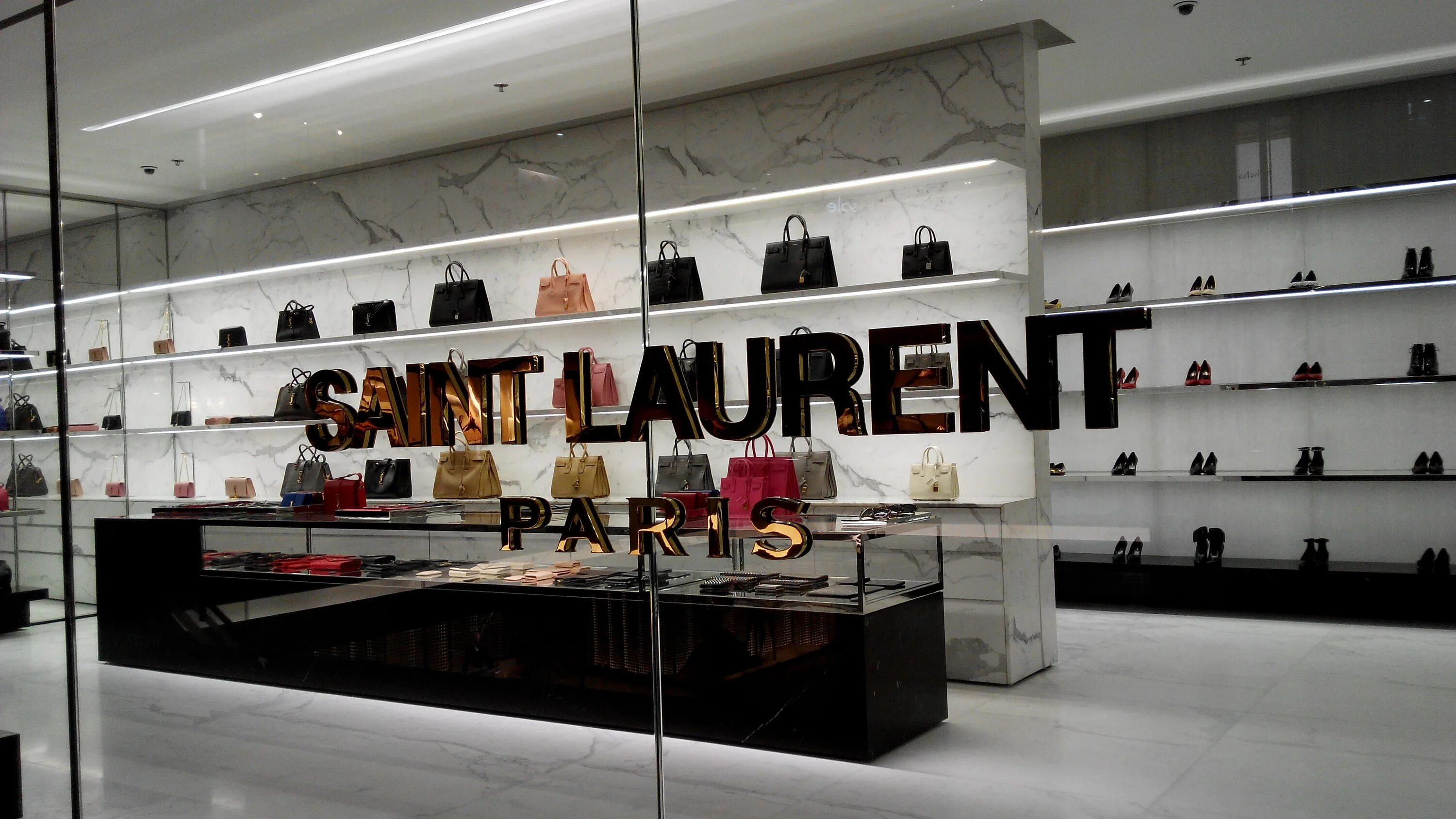 Yves Saint Laurent бутик. Бутик сен Лоран в Париже. Первый бутик Ив сен Лорана. Ив сен Лоран бутик в Москве.