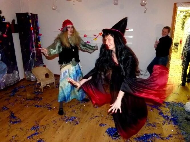 Новогодний спектакль новогодняя вечеринка бабы яги. Баба яга сценка. Выход бабы яги на корпоративе. Выход бабы яги на корпоративе. Выход бабы яги на новый год видео.