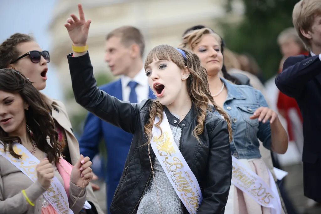 Выпускной вечер в парке Горького. Выпускной в парке Горького. Выпускной в Москве. Общегородской выпускной. Выпускной вечер москва