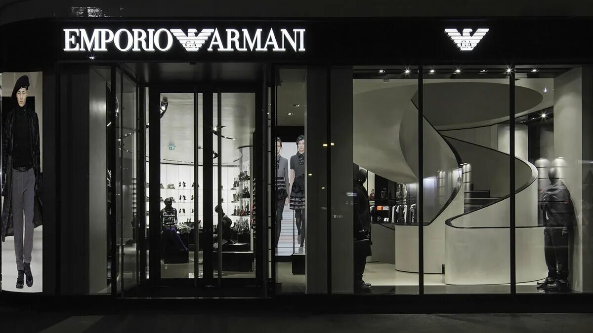 Милан бутик армани. Джорджио армани магазин. Armani exchange витрины. Армани бутики. Армани бутики.