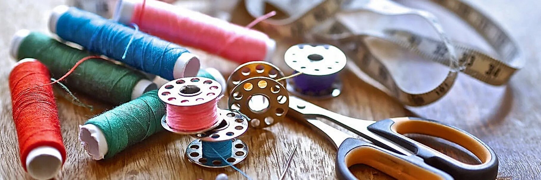 Швейная игла и нитки. Принадлежности для шитья. Ножницы для ниток. Материалы и инструменты для шитья. Приспособления для шитья и рукоделия.