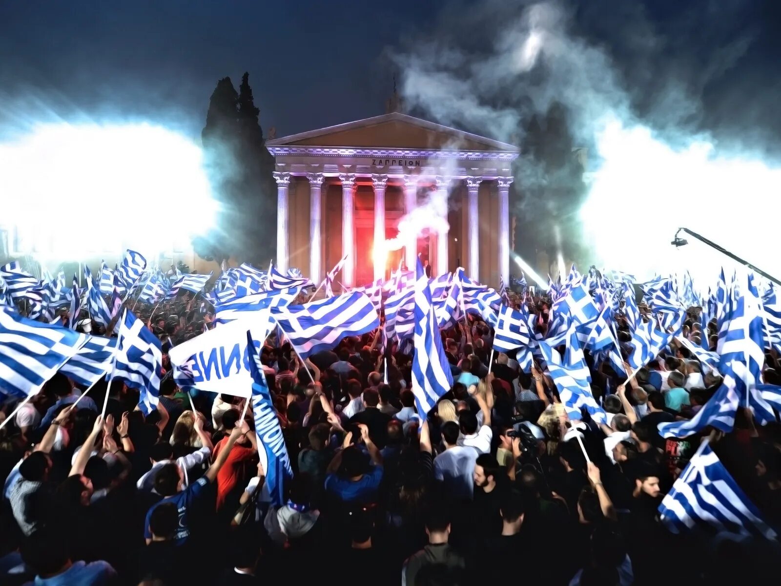 Много на греческом. Греция люди. Население Греции. Современная Греция люди. Митинги в Греции.
