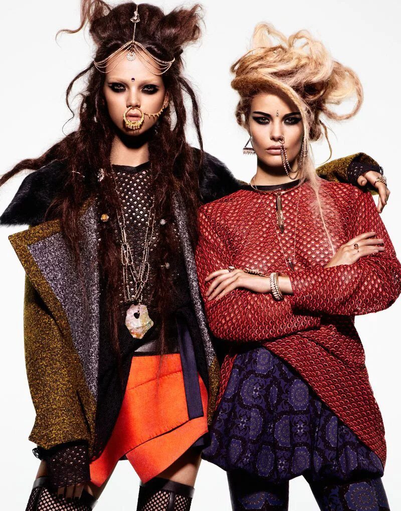 Модельная съемка одежды. Кейт мосс героиновый. Кейт мосс фотомодели. Фэшн коллекции. Манекен на черном фоне.