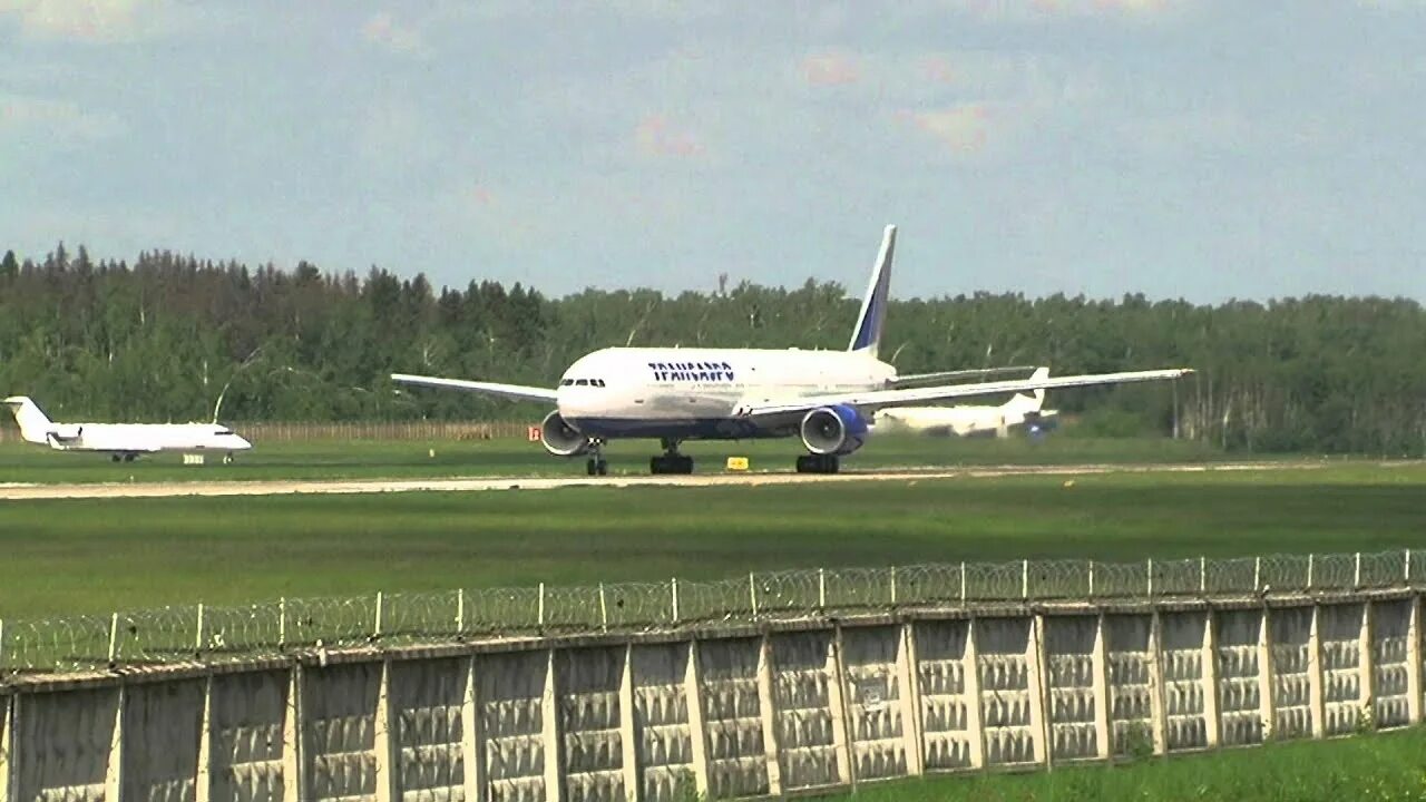 Посадка боинг 777. Боинг 777 взлет и посадка. Боинг 777 посадка. Посадка боинг 777. Посадка боинг 777.