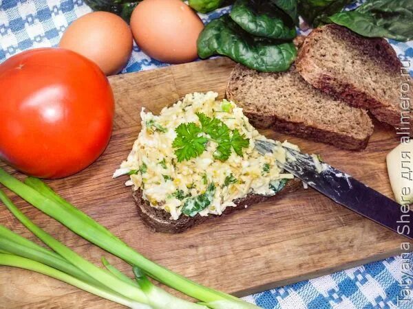 Паштет из яиц и сыра. Яичный паштет с зеленью. паштет с яйцами зелень. паштет из сыра и яиц с чесноком. новогодние блюда паштет с зеленью и яйцом.