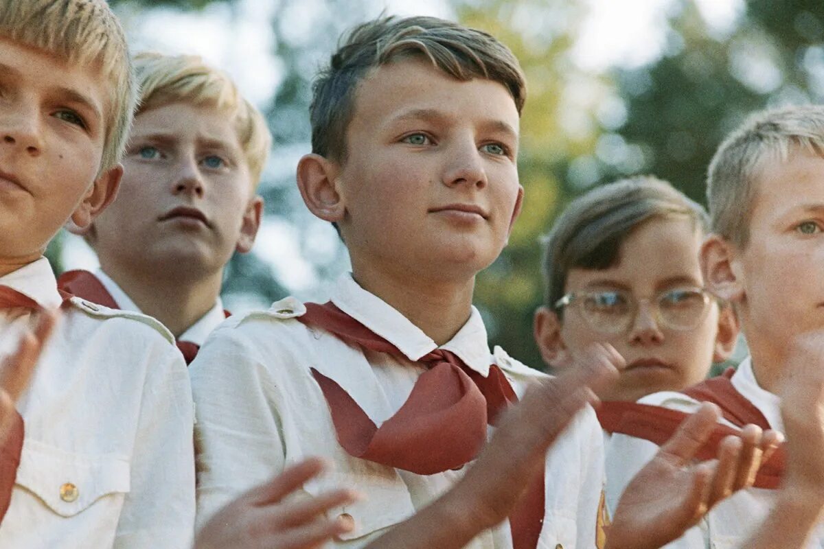 Школьная форма пионеров. Пионерский лагерь форма. Пионерский лагерь артек ссср дети гагарин. Советские пионеры. Современные пионеры.