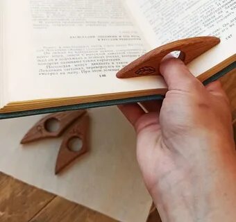 Книга сделана из дерева