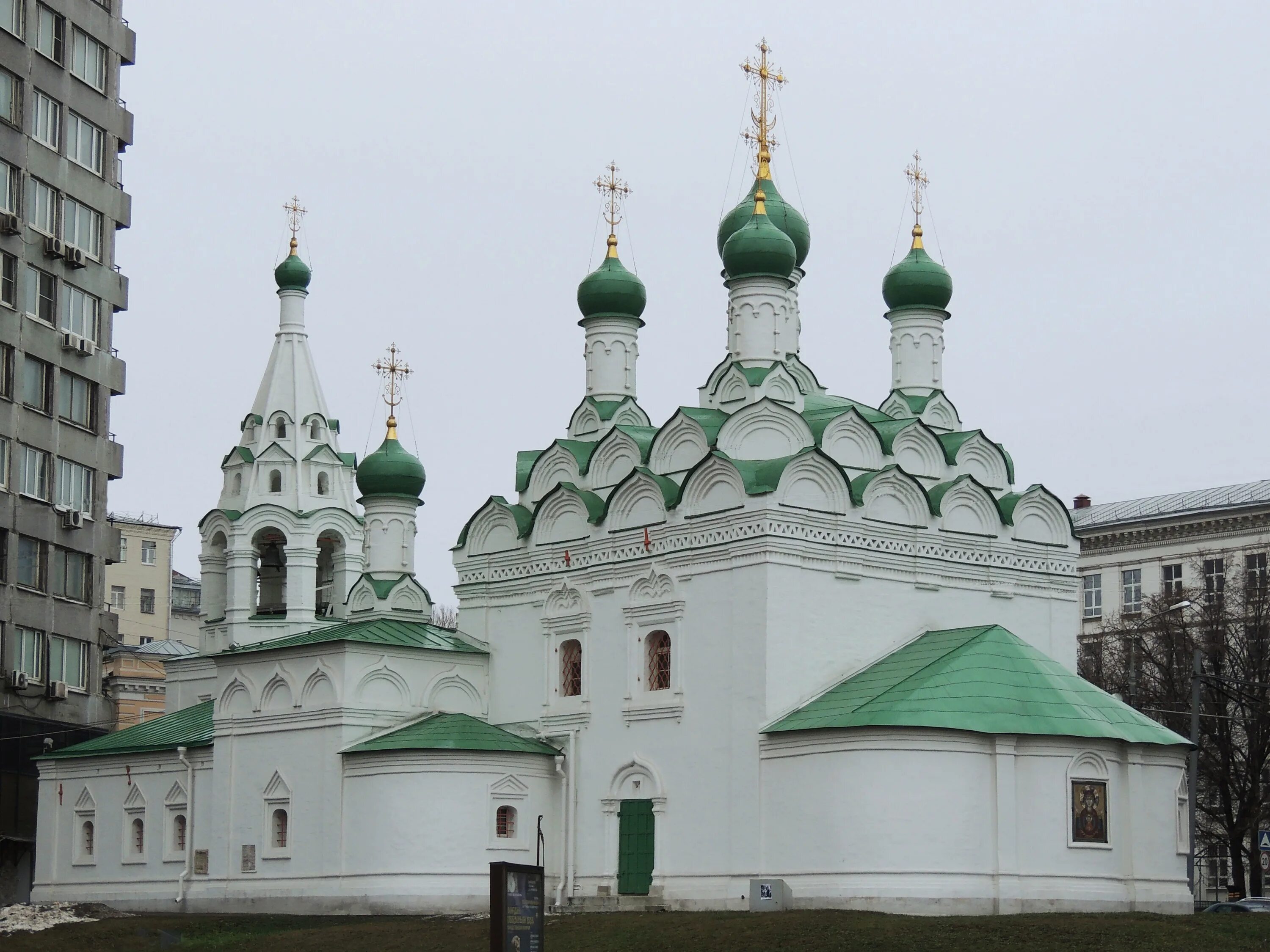 Церковь поварская. Храм Симеона Столпника в Москве. Храм Симеона Столпника на поварской. Храм Симеона Столпника на Арбате. Новый Арбат Церковь Симеона Столпника на поварской.