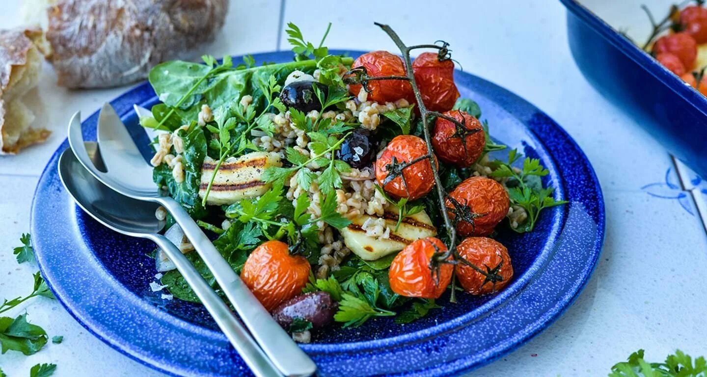 Блюда для лета. Сезонные блюда лето. Летние салаты. Салаты летом. Летние блюда.