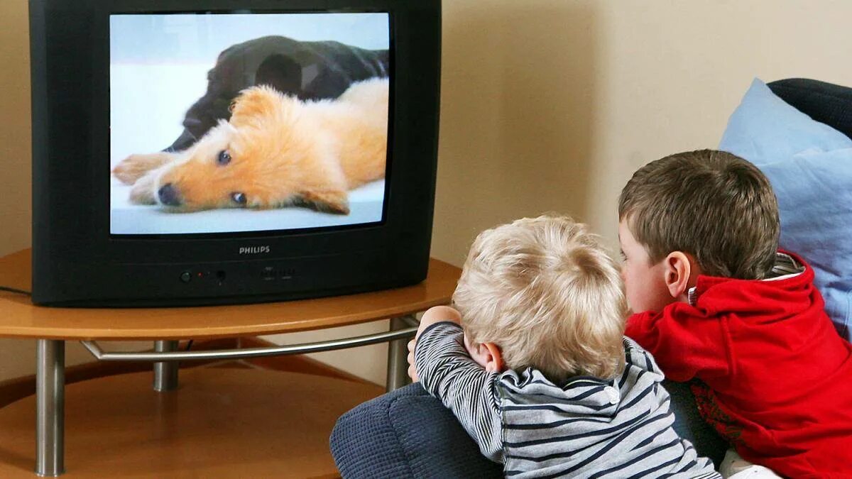 Телевизор для детей. Малыш и телевизор. Мальчик у телевизора.