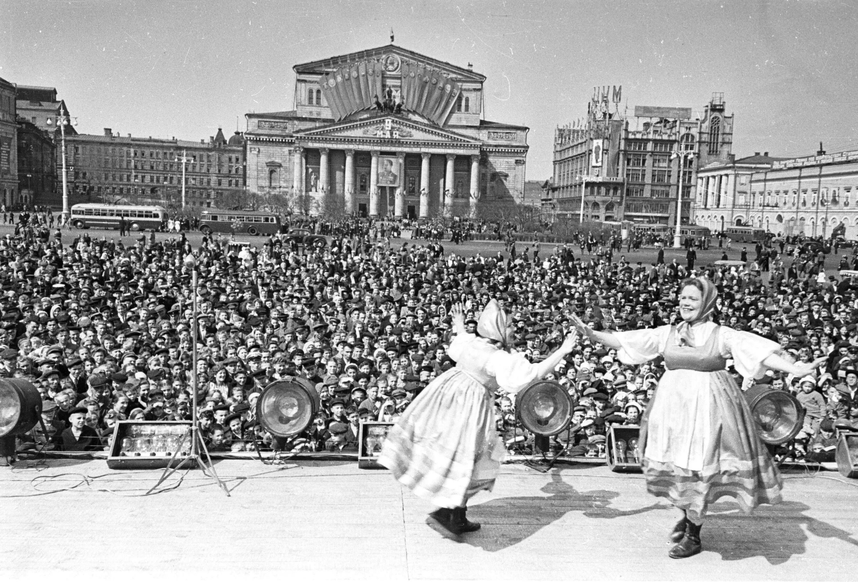 Время победы 1945 года. Москва. Большой театр. Победа! 9 Мая 1945 г.. Большой театр Москва май 1941. Большой театр Москва 1945 год.