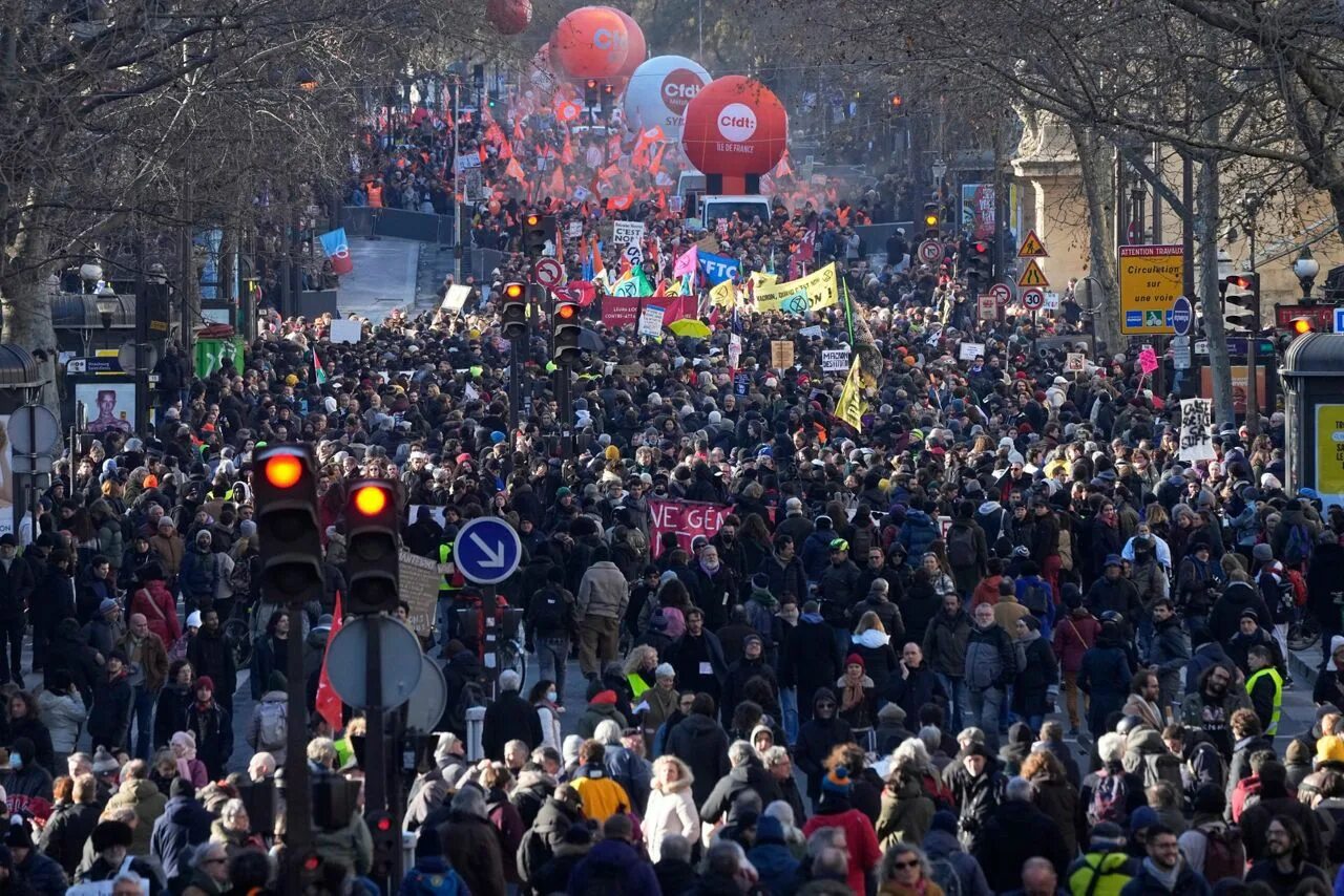 Французы миллион. Протесты во Франции. Демонстрации во Франции. Франция люди. Париж демонстрации сегодня.