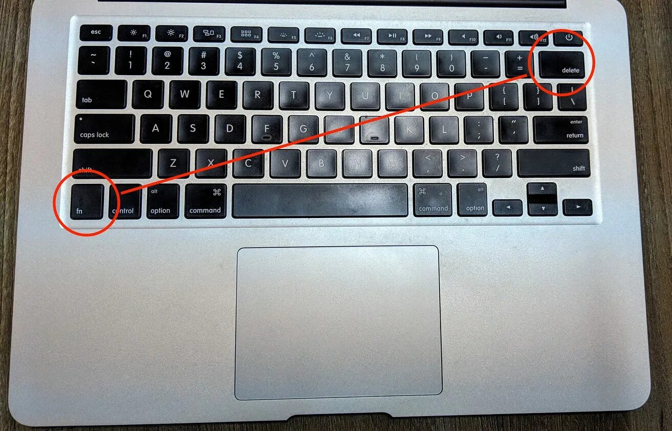 Не работают кнопки на макбуке. Клавиша backspace на макбуке. кнопка delete на macbook air. backspace на макбуке air. клавиша del на макбуке.