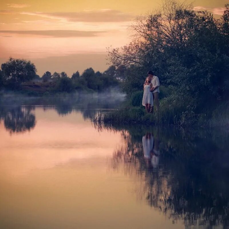 У реки стояли два человека. У реки стояли два человека. Сергей орлов у реки два берега. У реки стояли два человека. Пара на берегу реки.